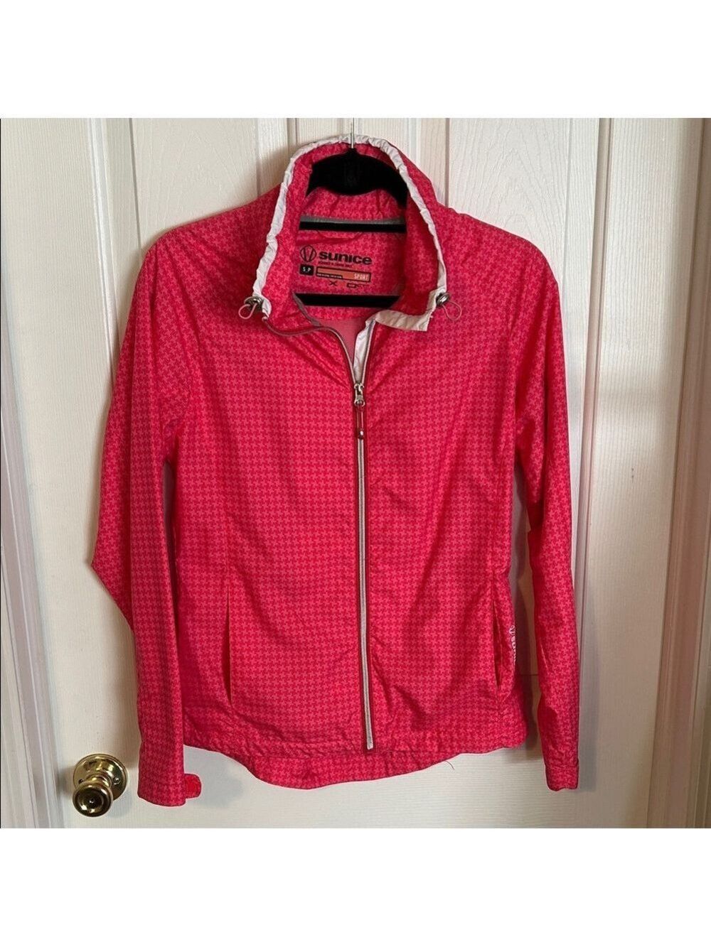 Sunice Women's Vibrant Pink golf Jacket. Size Sp.